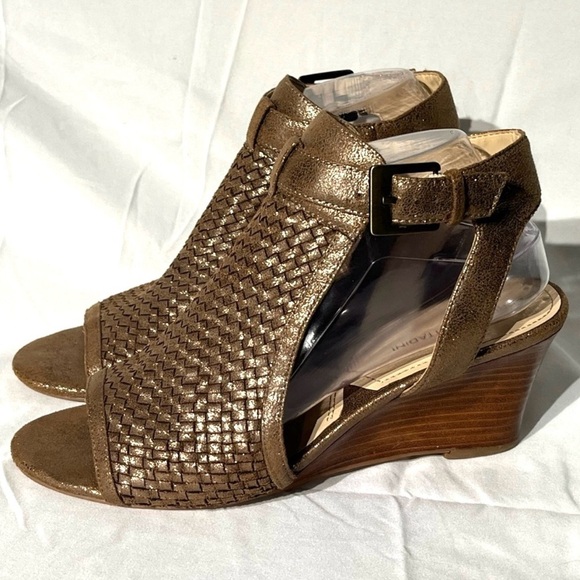 Adrienne Vittadini ROSEANNE Metallic Gold Woven Wedge Sandals Heels Shootie - Picture 3 of 16